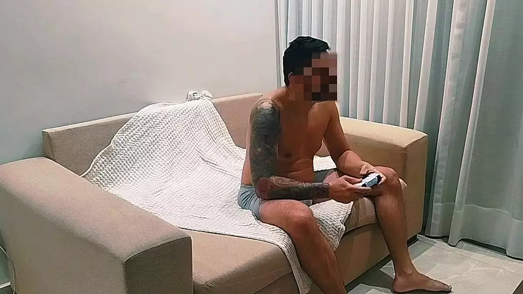 моя невестка дала мне огромную работу. в итоге я порвал ей киску