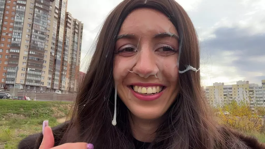 девушка в шубе благодарит парня за помощь с разбитой машиной и позволяет ему кончить на лицо полное видео