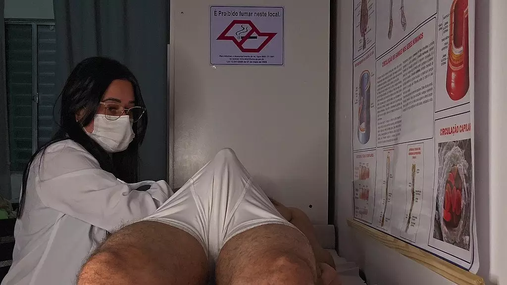 enfermeira e estetica observa erecao do paciente!