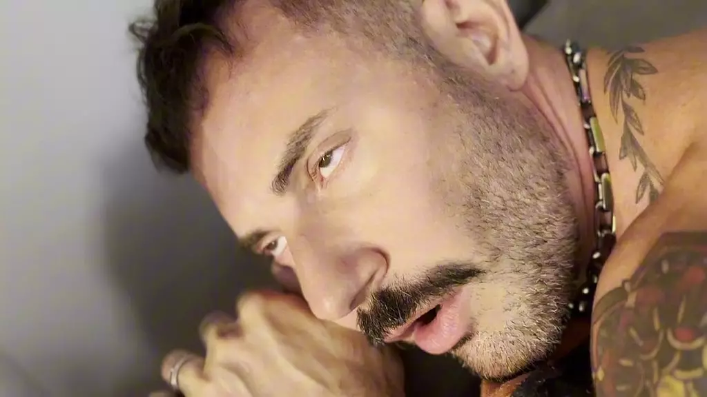 deixei o cu do gringo vazando leite