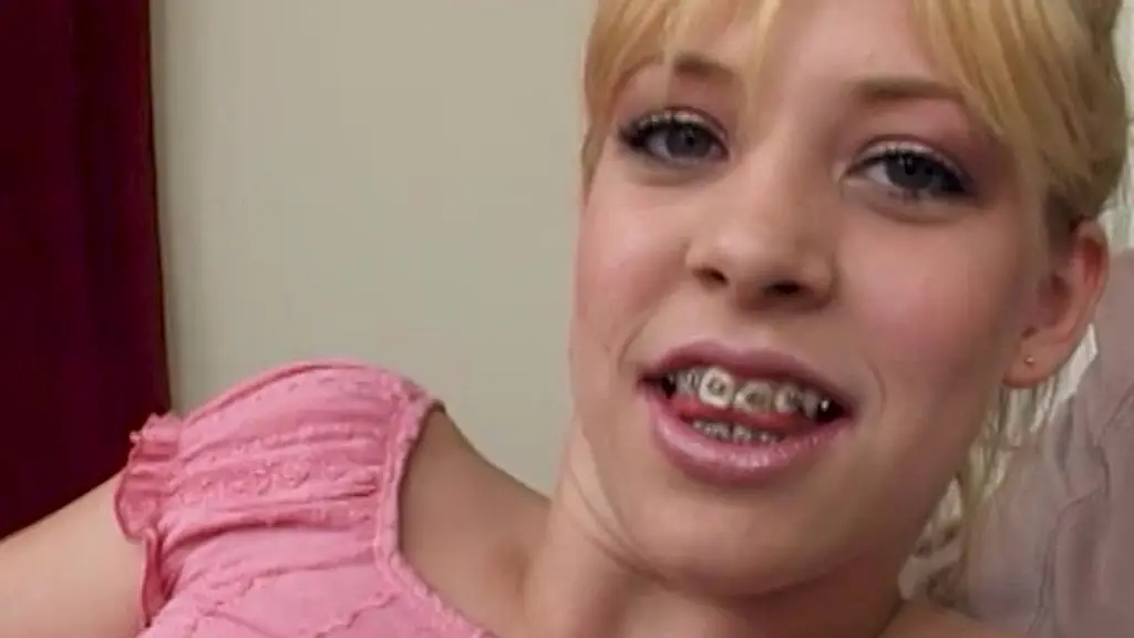 leah luv 19-летняя подросток с брекетами маленькая грудь огромный член глубокая глотка трах в рот трах в рот и сперма на лице