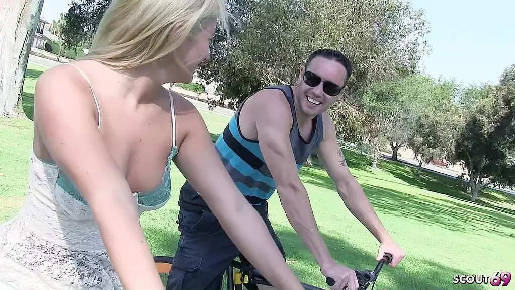 блондинка с большими натуральными отвисшими сиськами и задницей для жесткого траха и получения интенсивного струйного оргазма