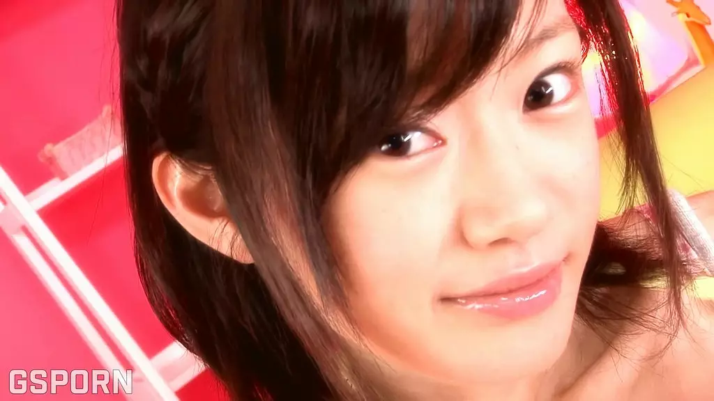 тощая японская школьница трахается в Токио с горячей киской, кончив в нее