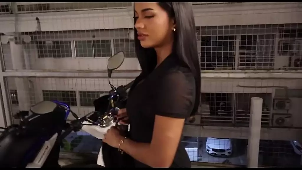 Полночь в Париже с самым горячим трансгендером