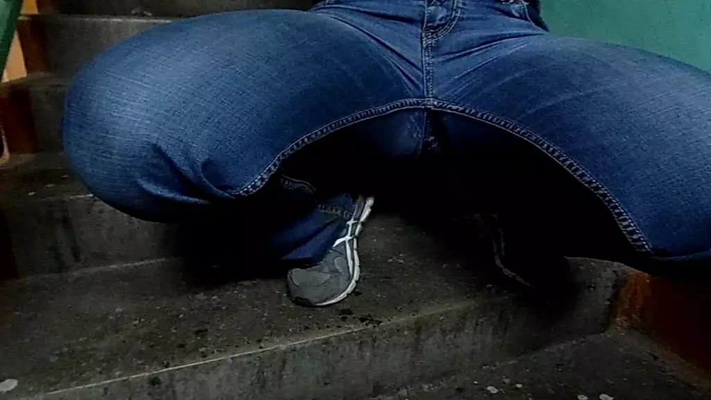 моча в джинсы. зрелая мамочка мочится на общей лестнице. публичный грязный фетиш. любитель