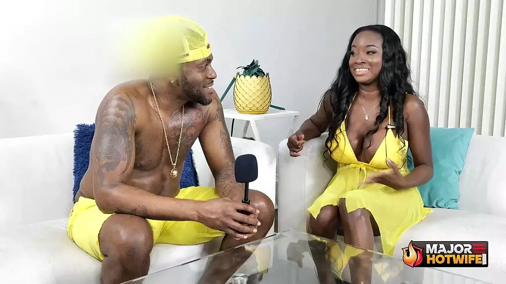 грудастая милашка Наоми Фокс наслаждается сосанием яиц и огромного члена Римского Мейджора!