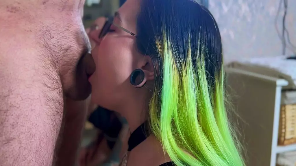 вид сбоку, глубокий минет с рвотой и глубоким горлом