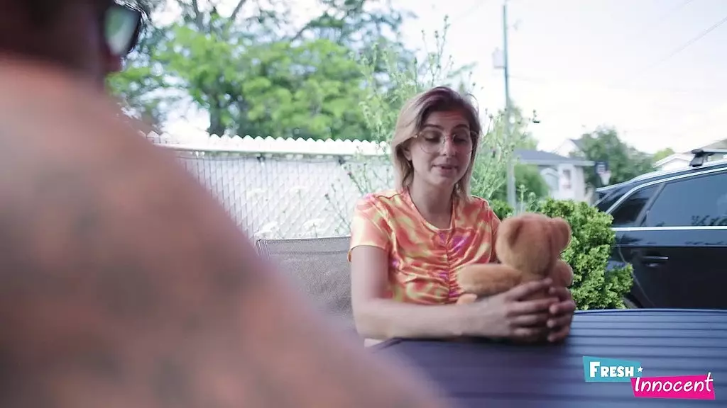 свежая и невинная - альт-маленькая мечтательная девушка страстно трахается между сисек парнем