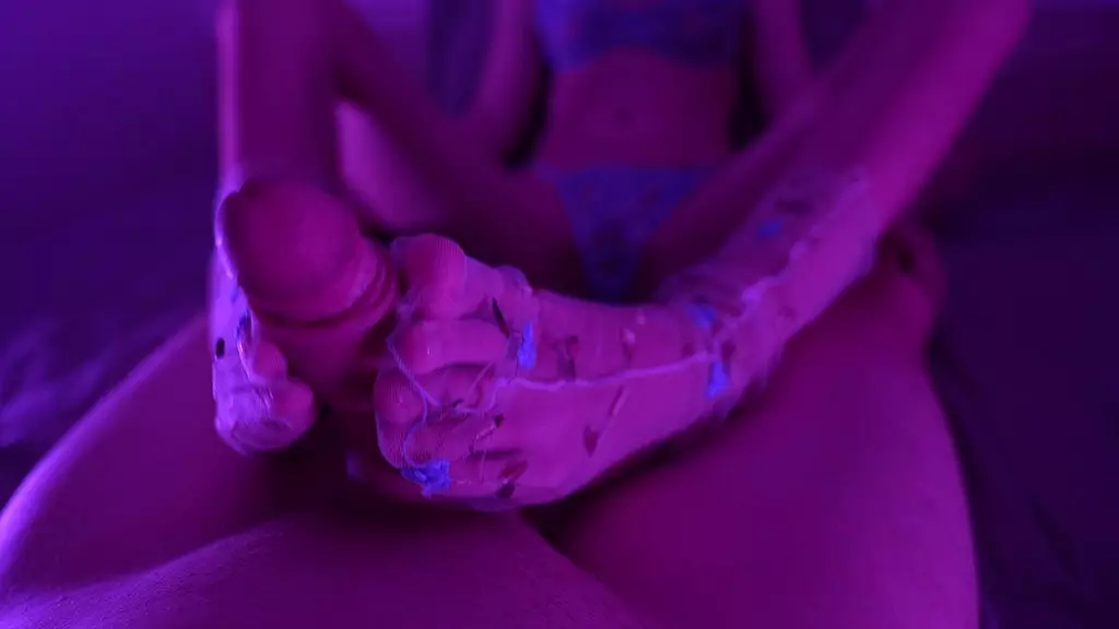 сводная сестра дрочит ногами в прозрачных носках с цветочным принтом