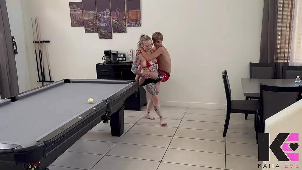 Маленькая, но сильная малышка поднимает и несет худого мужчину