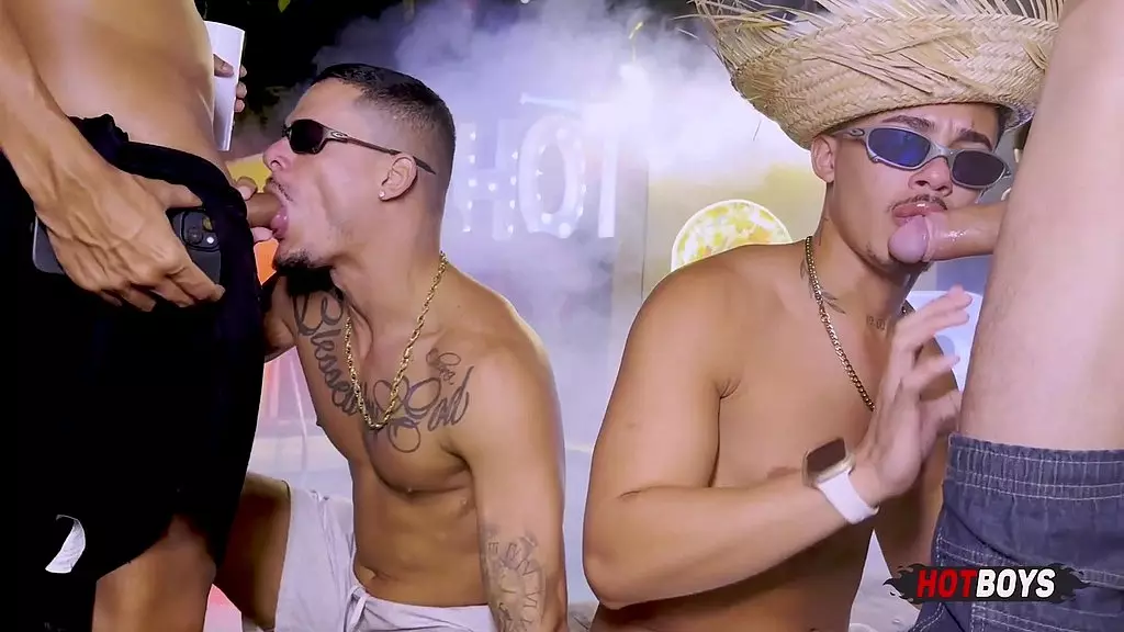 veja as maiores rolas sendo chupadas pelos safados gostosos a beira da piscina! Arraia da hotboys делает оргию в большем количестве дотадо в Рио