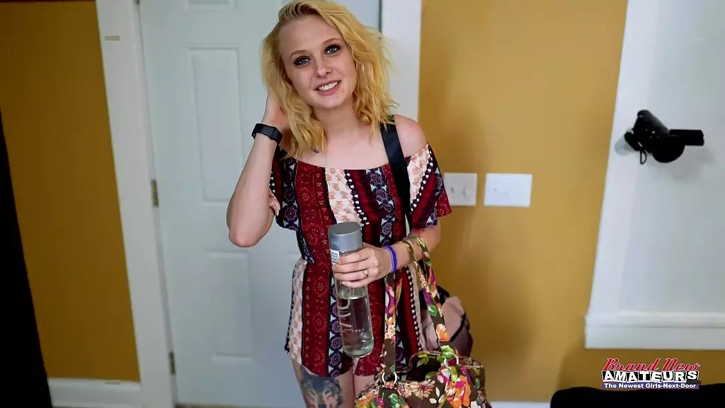 тощая пасхальная бонни вульф глубоко заглатывает яйца и трёт свою мокрую киску!