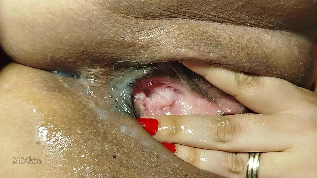 putinha exibindo a bucetinha toda cheia de porra