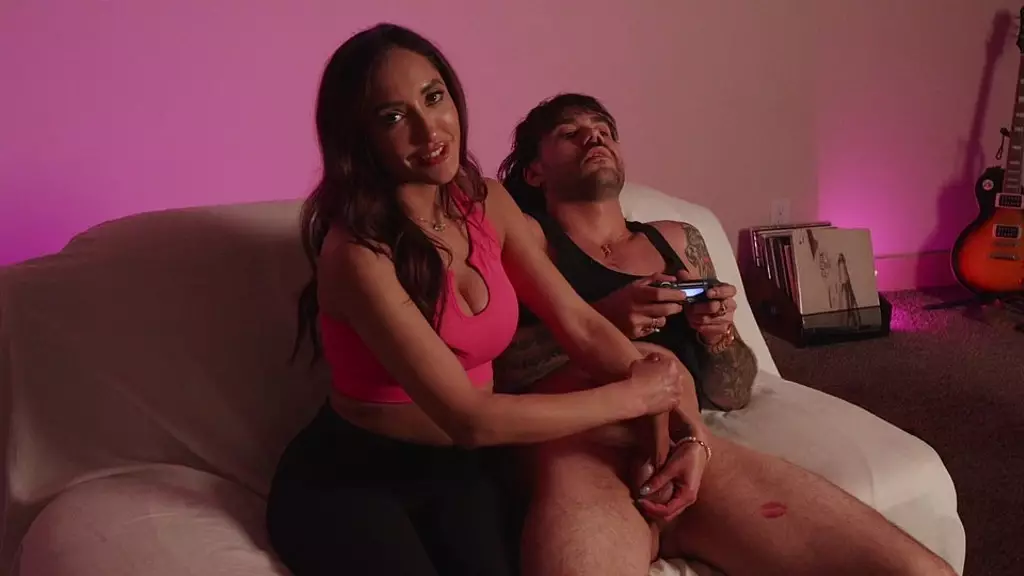 горячая латинская подружка Хлоя Амур дрочит мужчине, пока он играет