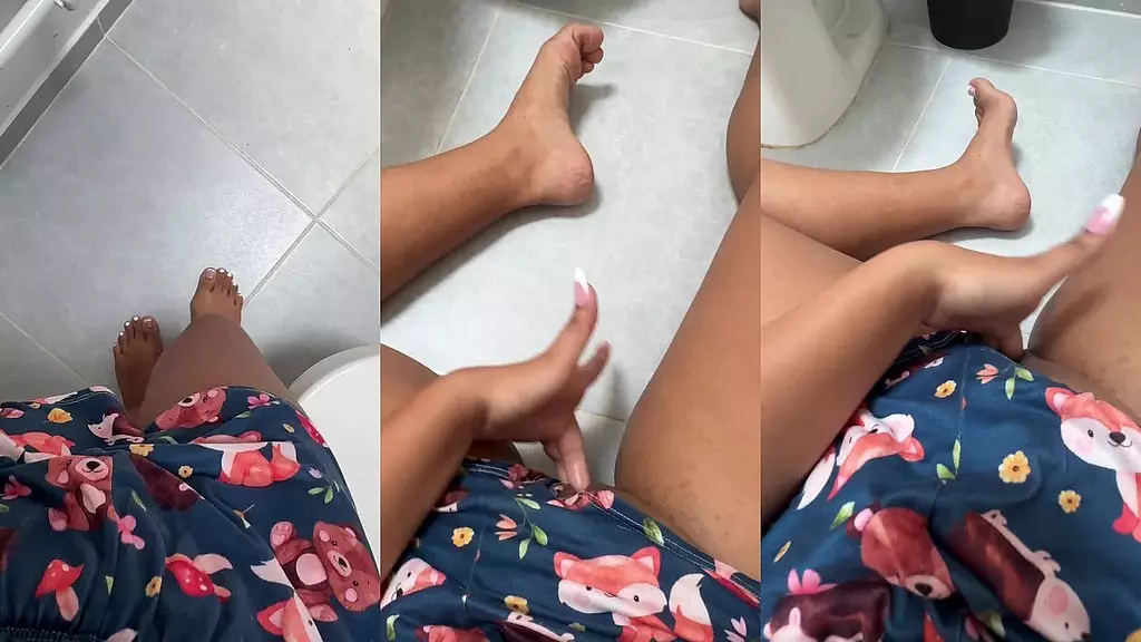 мастурбирует в бане, пока мои отцы сидят на кухне