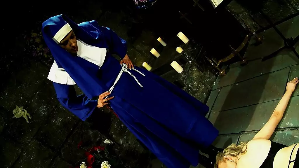 монахиня-госпожа Энджел Лонг доминирует над Кэти К и заставляет ее кончить