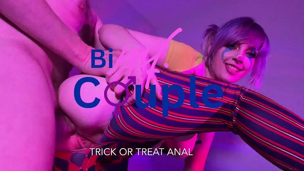 Клоунесса с угощением принимает его в свою задницу