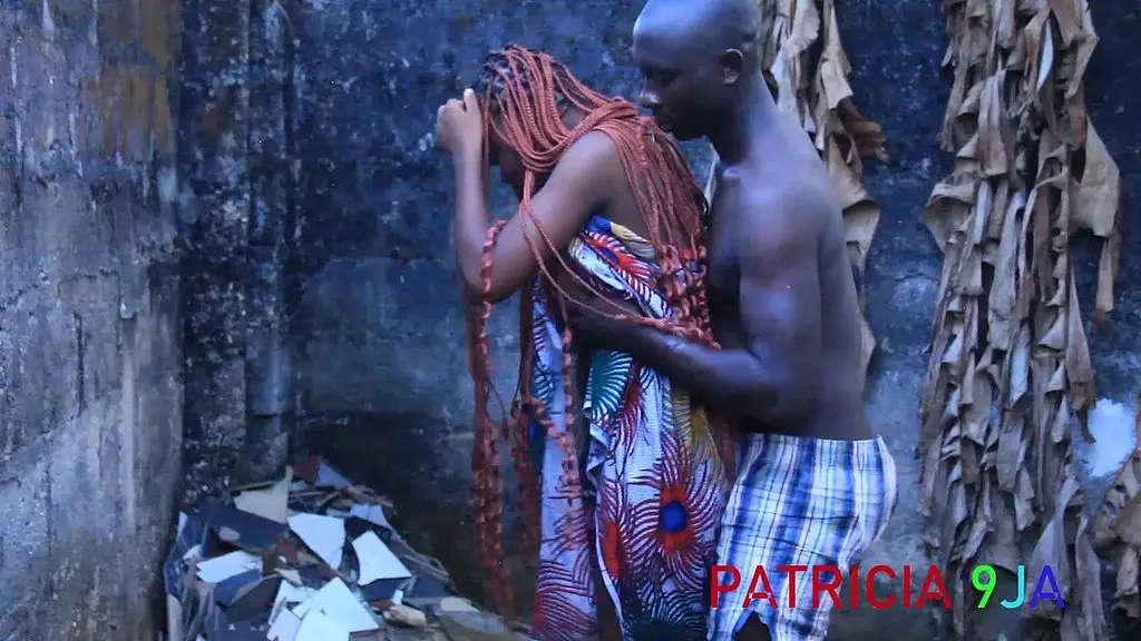 женатый мужчина изменяет девушке на заднем дворе где-то в Африке