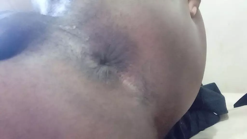 putinha Negra Mostrando seu cuzinho