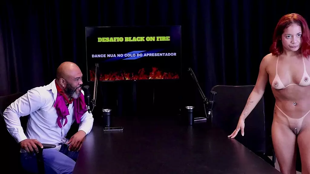 safada ruiva faz um стриптизерша, tira a roupa Mostrando seus peitos ea buceta gostosa - brunaferrari (смотреть: прозрачный/красный)