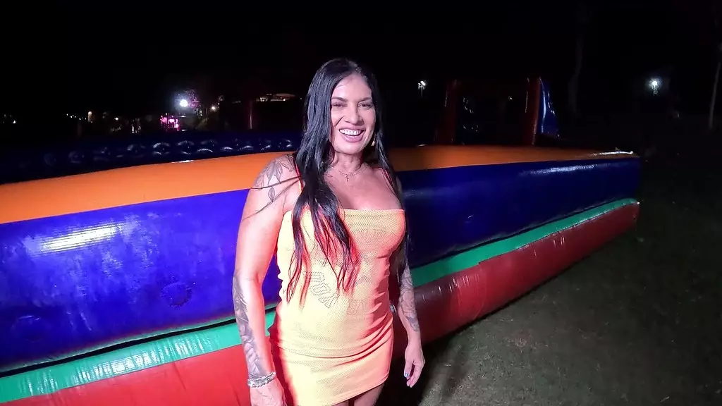 novinha flagra mae com ted no matinho e entra na brincadeira