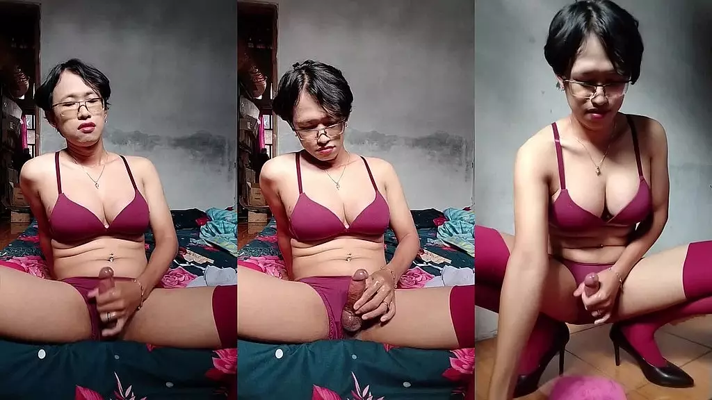 сексуальное горячее тело трансгендерной шлюхи дрочит член и кончает соло