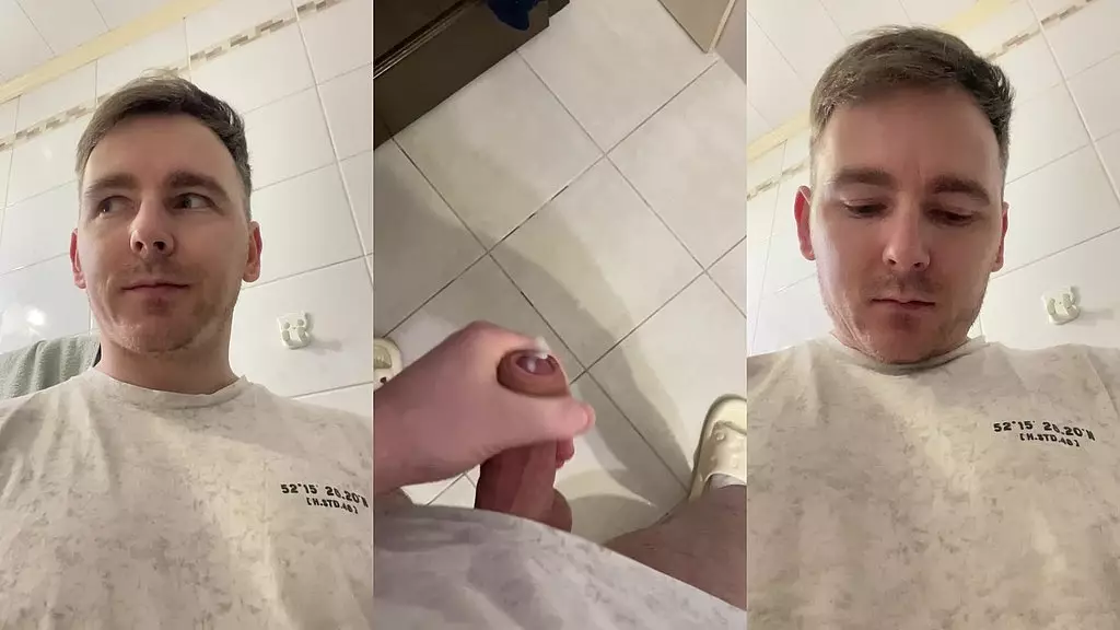 я спряталась в туалете и быстро сделала то, что должна была сделать d