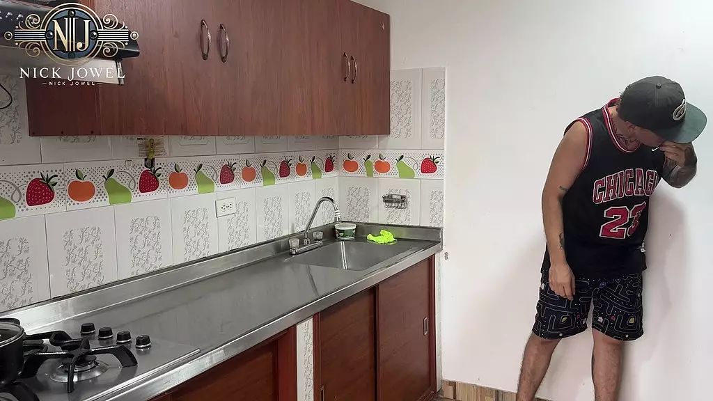 трахаю свою горячую сводную сестру на кухне!