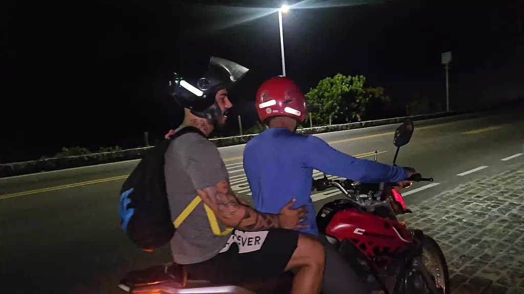 Alisei o motouber и chamei para um sexo no mato e apareceu mais 2 homem levei leite deles