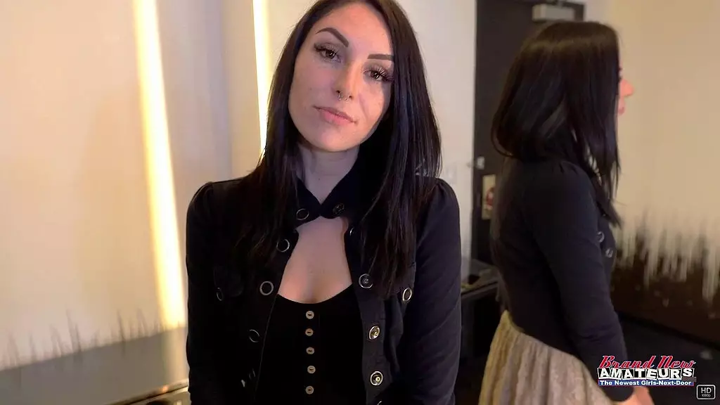 возбужденная брюнетка-студентка Эшли Вулф мастурбирует и трахает ее киску дилдо!