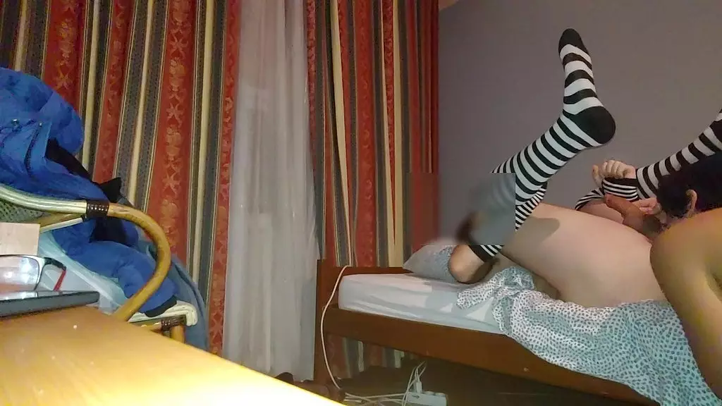 наблюдайте, как ваш милый парень вылизывает дырочки европейских твинков