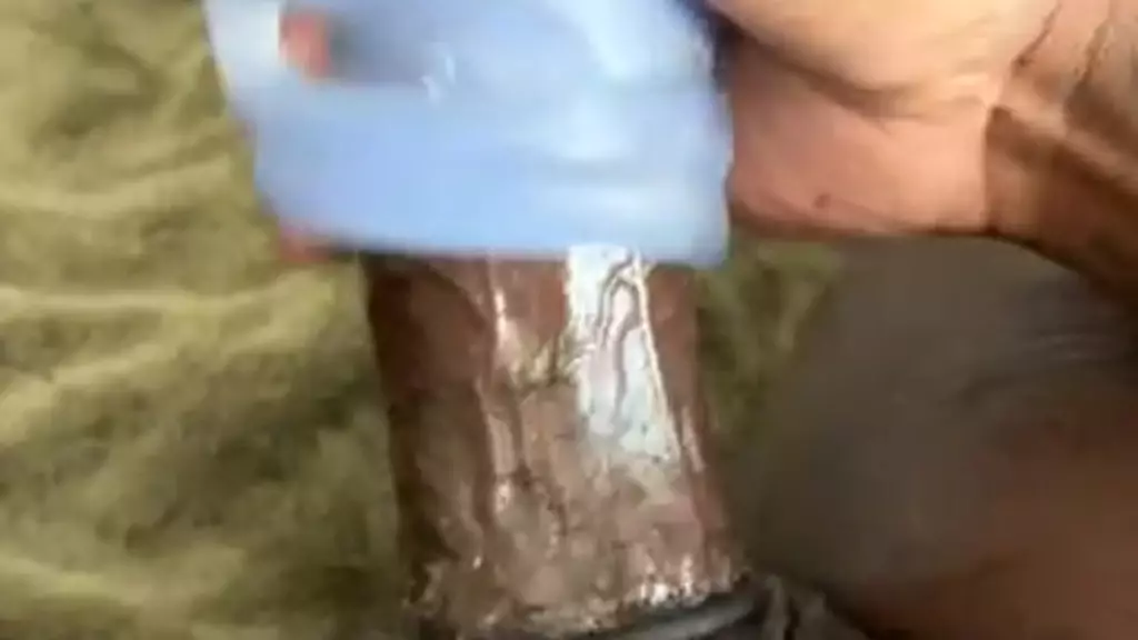 толстый член играет с игрушкой