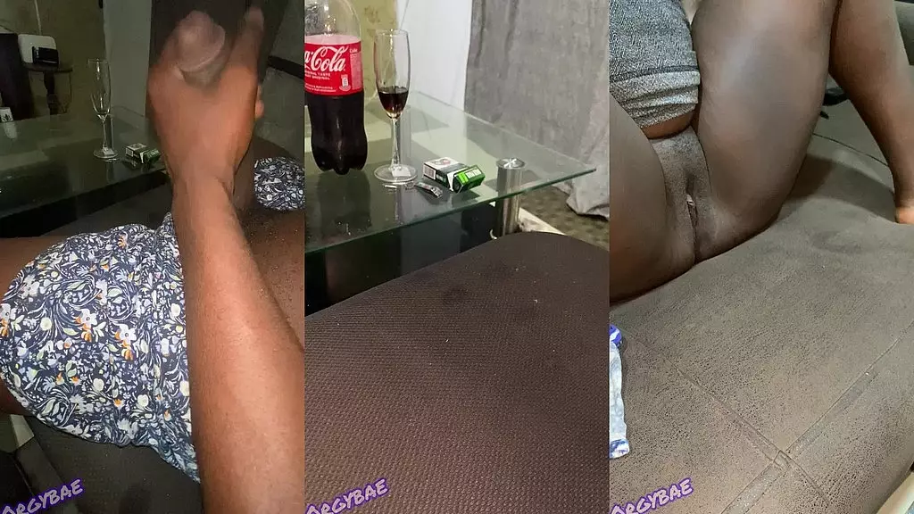 извращенный отчим дрочит член, наблюдая, как падчерица раздвигает ноги