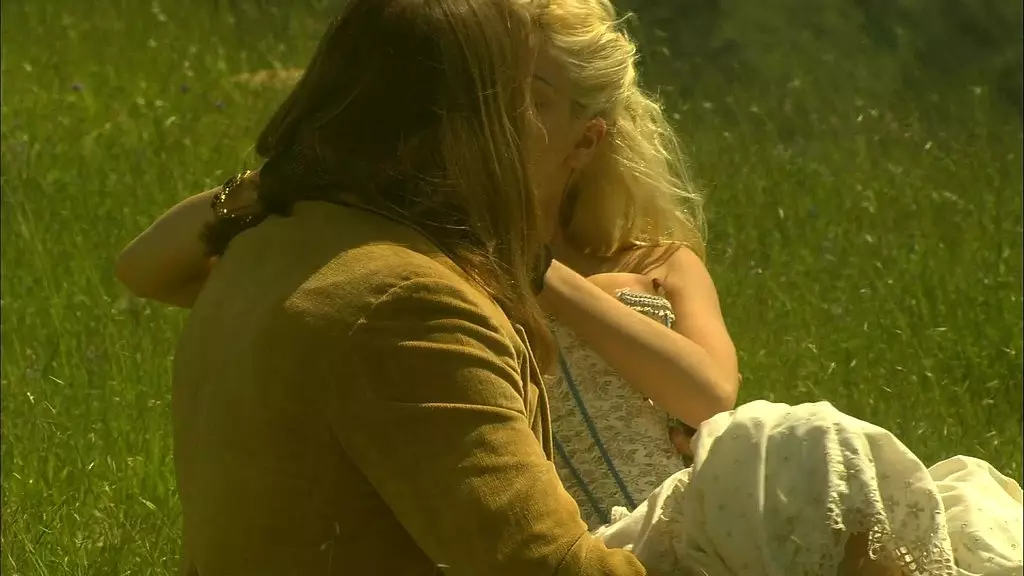 Кармен Лувана покидает это поле, трахаясь с воспаленной киской от множественных оргазмов