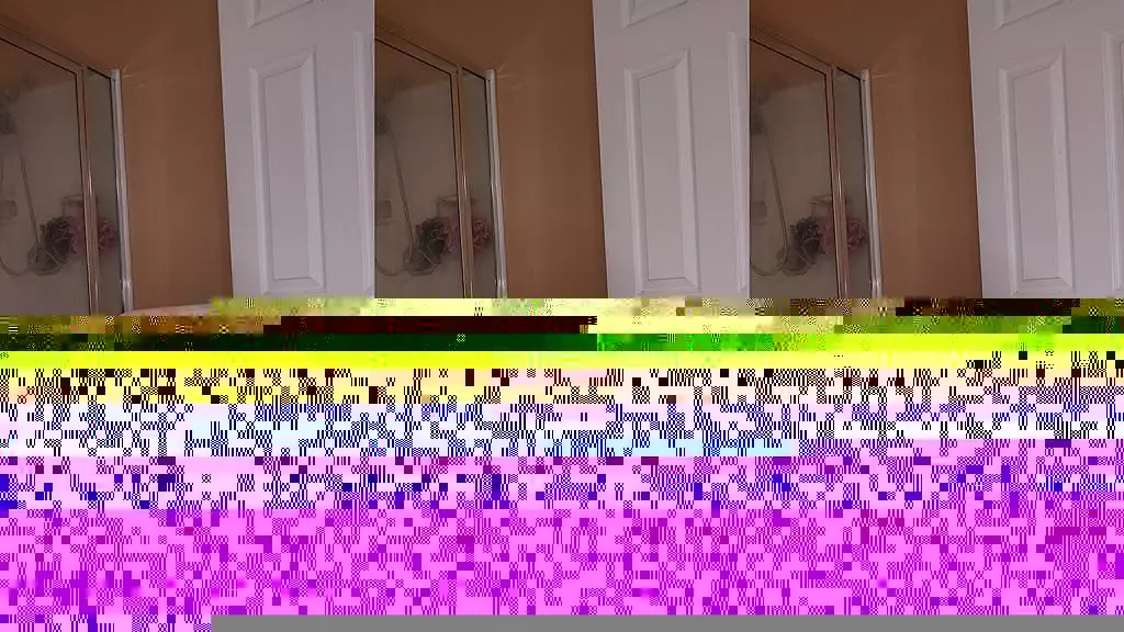 настоящая американская домохозяйка показывает задницу и трахает пальцами киску