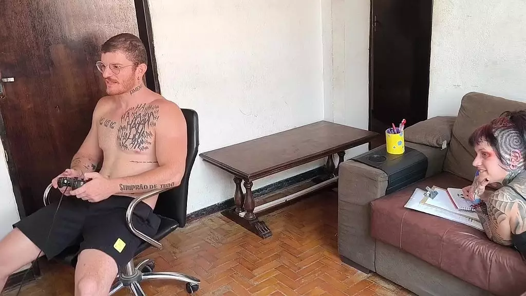 Нао, играй в видеоигру, иди ко мне, как гостосо