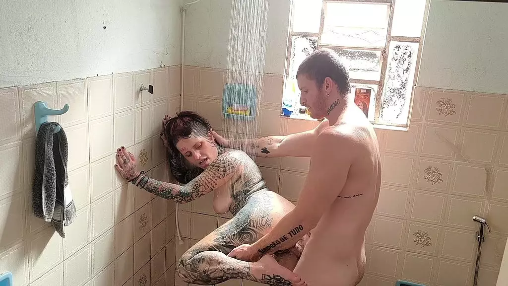 quem nunca sonhou foder a meia-irma no banho ?