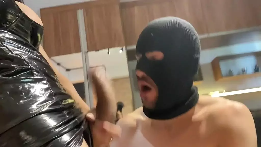 colocando safado para chupar meu pau e fodendo a Bunda dele