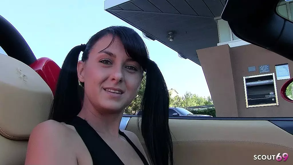 18-летняя подросток с косичками, идеальной натуральной грудью и огромной подпрыгивающей задницей подцепила для жесткого траха старого незнакомца