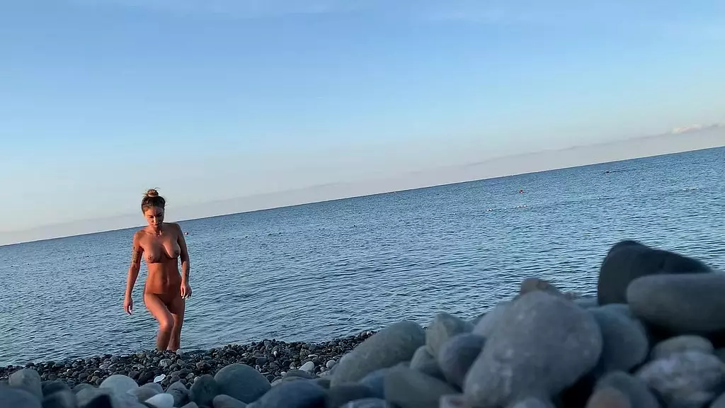 моника фокс плавает голой в море