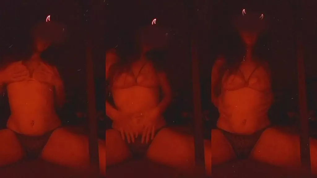 лапает мои сиськи и трясет моей задницей, потому что я так нуждаюсь