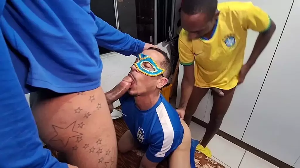 трахаю член, а друзья делят работу и болтают грязно