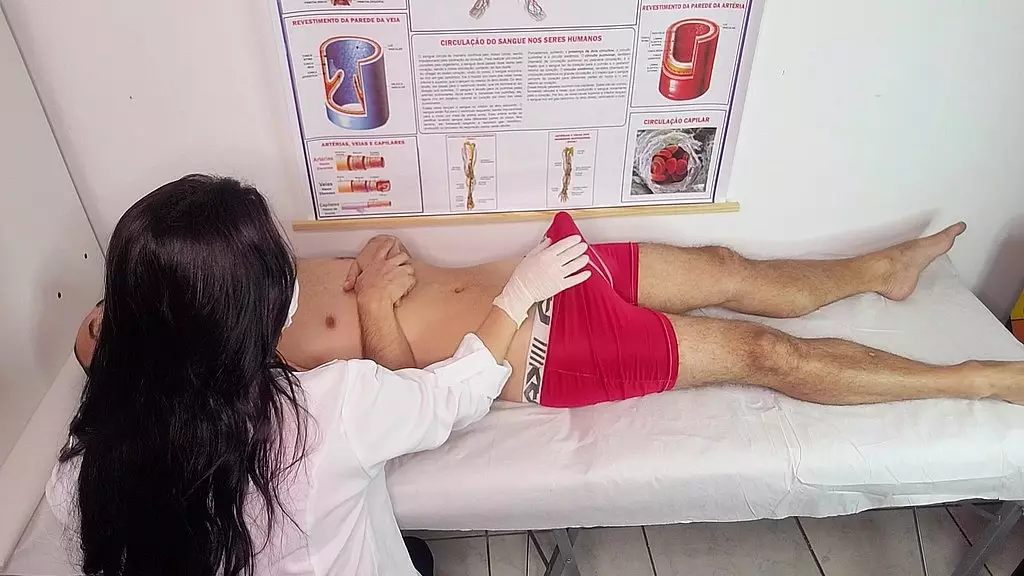 enfermeira observa erecao do paciente