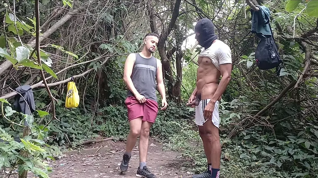 женатый мужчина идет в маске по тропам, чтобы удовлетворить свое желание съесть задницу, и на этот раз это была моя задница, о которой его жена даже не подозревает