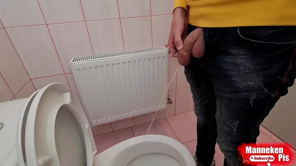 я писаю в школьном туалете