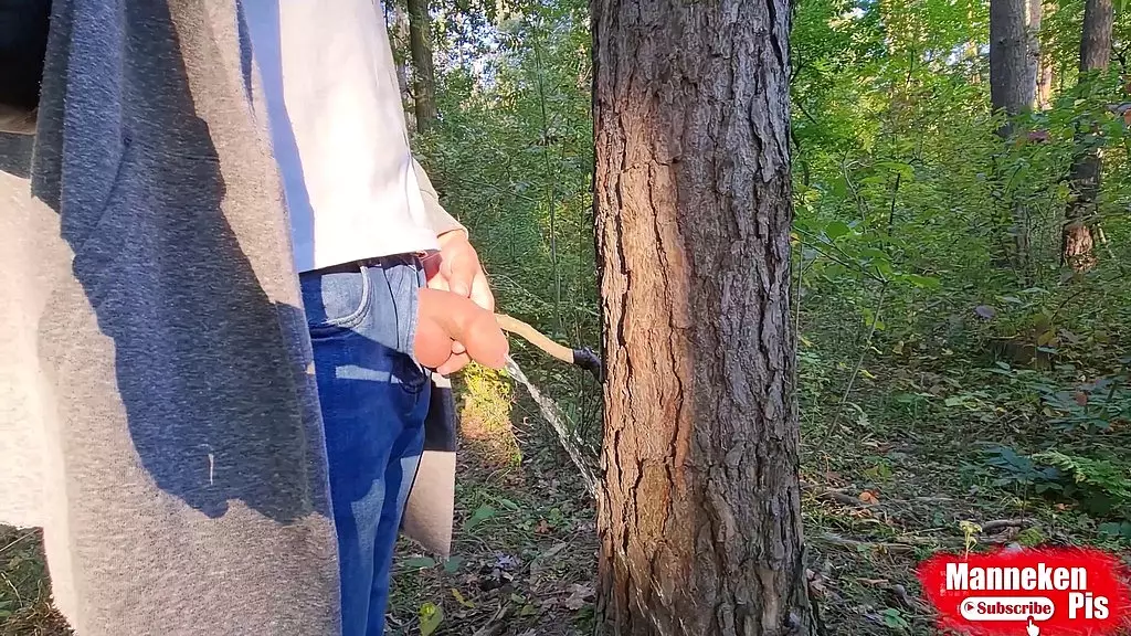 я писаю на улице в лесу под деревом