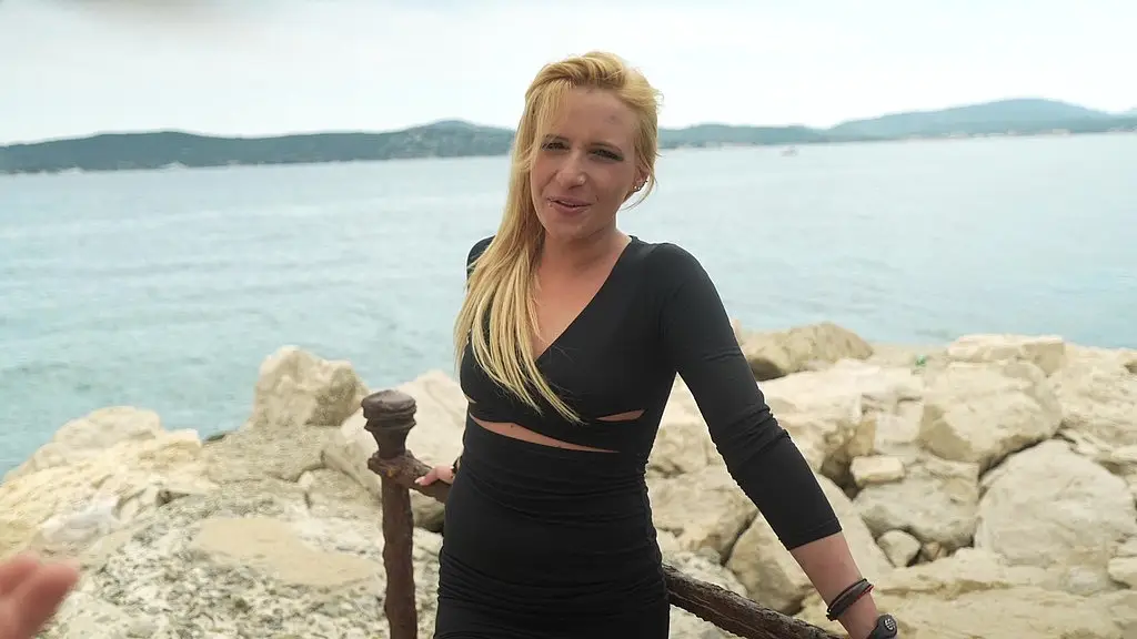 margot , 23 ans divorcee , veut tester avec 2 mecs