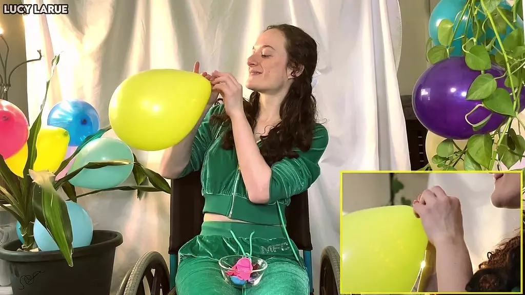 надувает воздушные шары на день рождения