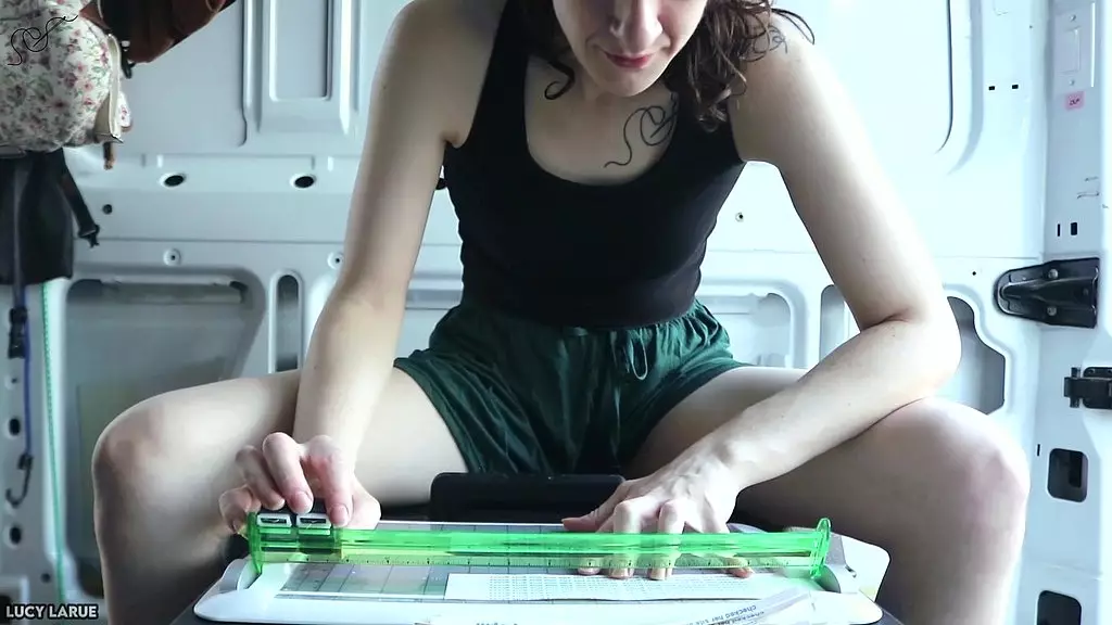 хитрый Ванлифер собирает наклейки, фетиш рук asmr