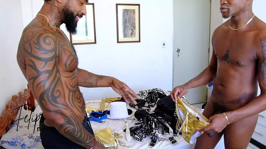 мальчик усмехается, как мой член